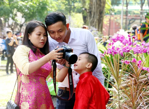 Người dân TPHCM hân hoan du xuân đầu năm ảnh 17